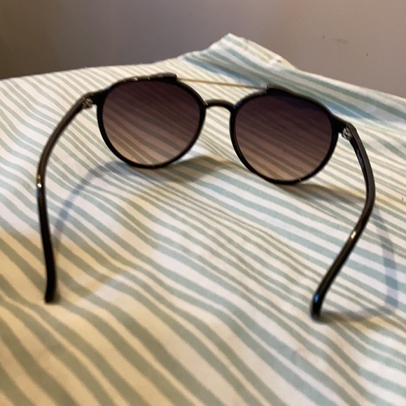 COPY - Tahari sunglasses - Picture 3 of 6